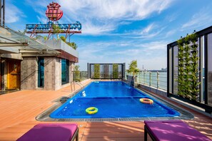 Piscine intérieure, chaises longues