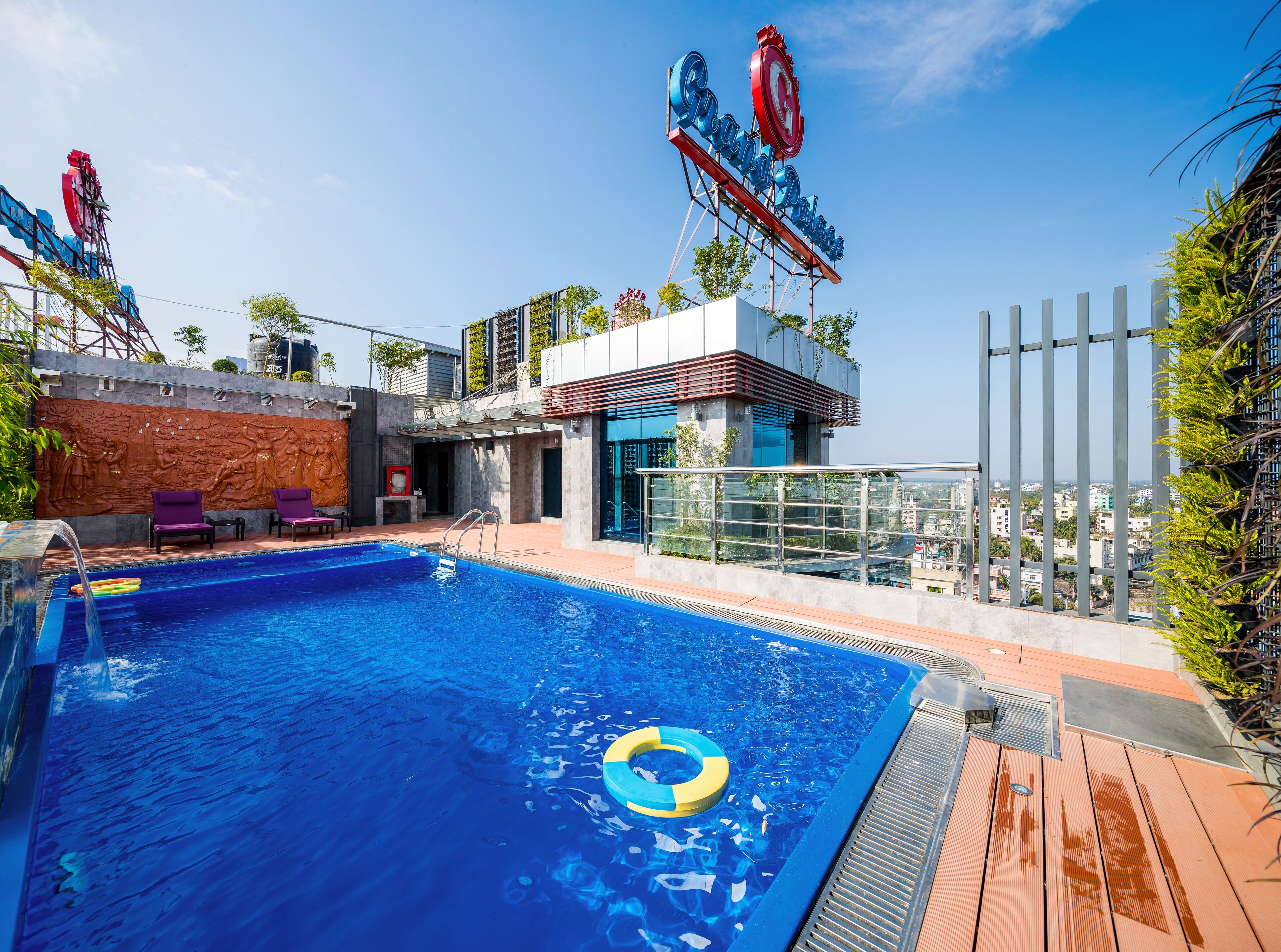 室內泳池；躺椅