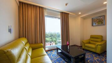 Honeymoon Suite | Living area