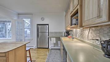 Réfrigérateur, micro-ondes, plaque de cuisson, lave-vaisselle
