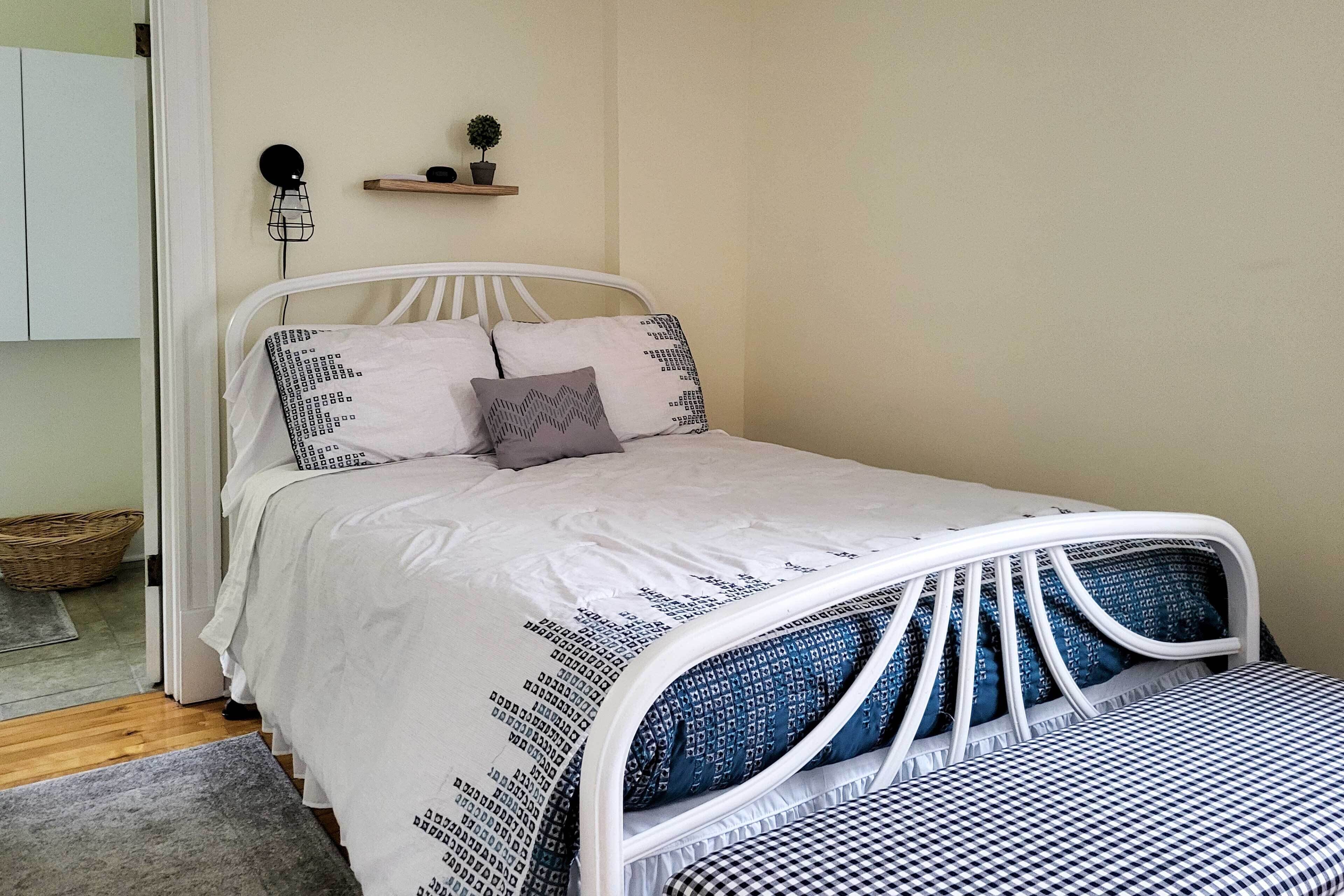 4 bedrooms, iron/ironing board, travel cot, Internet