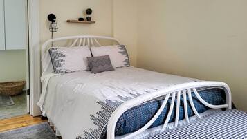 4 bedrooms, iron/ironing board, travel cot, Internet