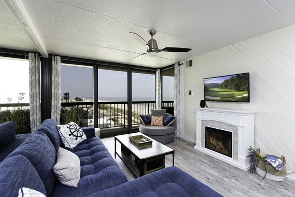 Televisión de pantalla plana, chimenea y reproductor de DVD 