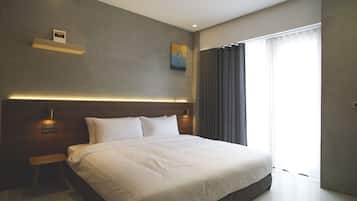 Romantic Room | Premium bedding, down comforters, WiFi (free), bed sheets