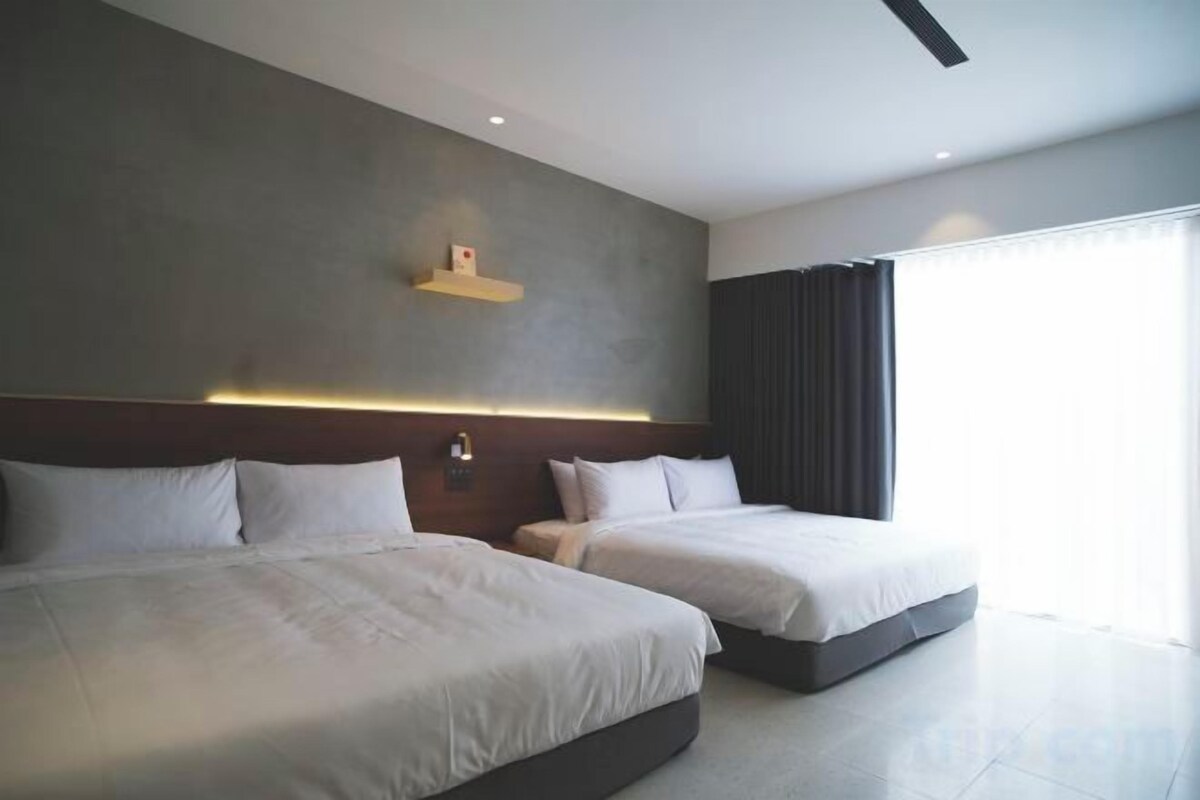 Premium bedding, down comforters, WiFi (free), bed sheets