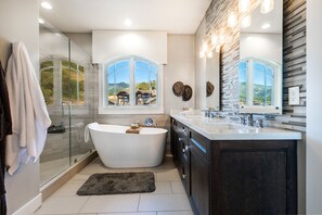 Badewanne, Haartrockner, Handtücher