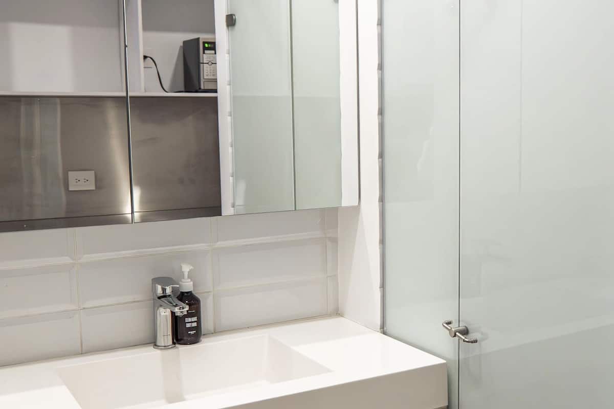 Zweibettzimmer | Badezimmer | Regendusche, Handtücher, Seife, Shampoo