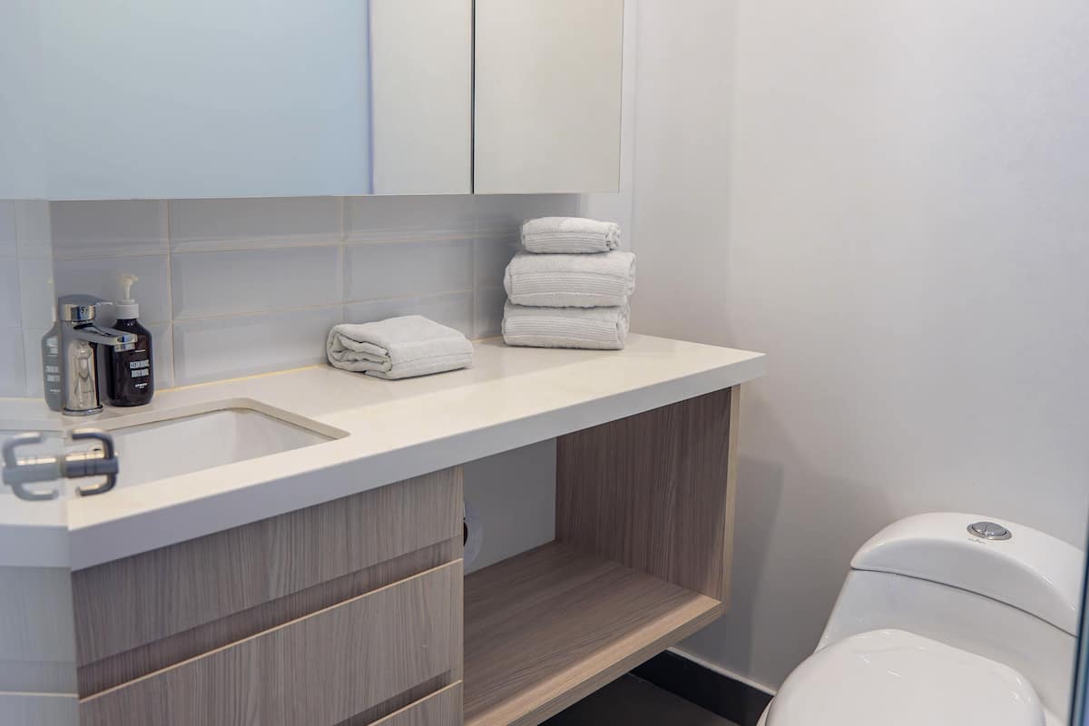 Doppelzimmer, eigenes Bad | Badezimmer | Regendusche, Handtücher, Seife, Shampoo