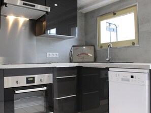 Microwave, oven, dishwasher, coffee/tea maker