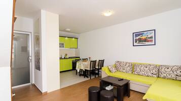 منزل (Duplex One Bedroom Apt, Terrace,Side ) | المنشأة من الداخل