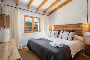 3 slaapkamers, een strijkplank/strijkijzer, internet, beddengoed