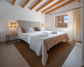 3 slaapkamers, een strijkplank/strijkijzer, internet, beddengoed