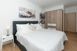 4 bedrooms, iron/ironing board, WiFi, bed sheets