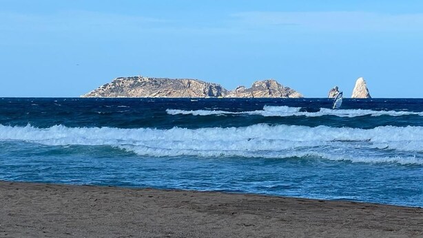A beach with waves, a rocky island, and a sailboat. - Villa Pals very beautiful sea view and Medes islands, private swimming pool (Pals - Masos de Pals)