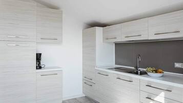 Réfrigérateur, four, plaque de cuisson, lave-vaisselle