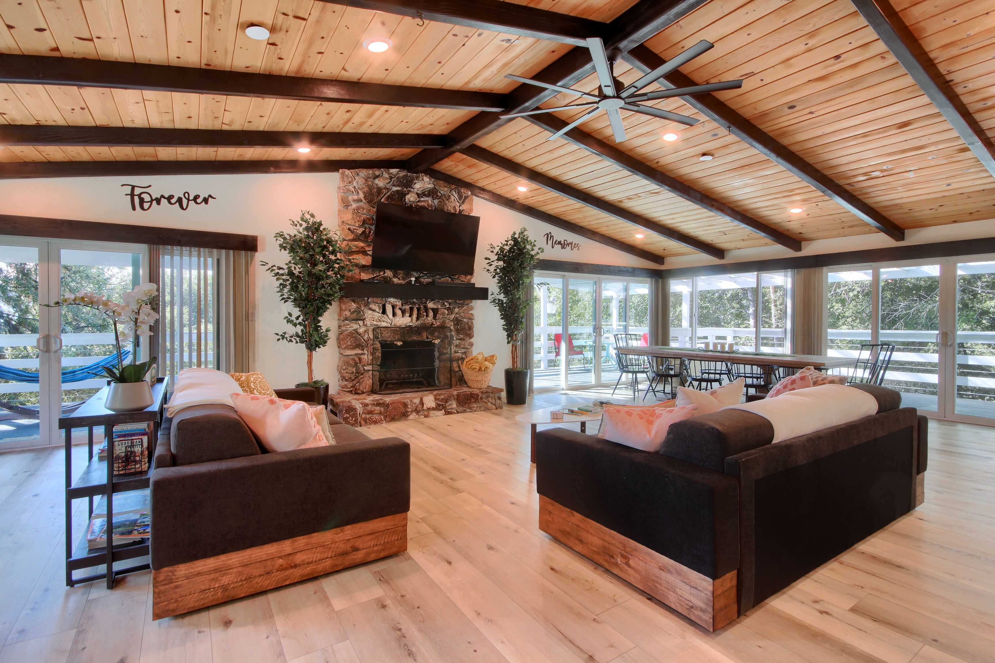 Doe Cabin Hot Tub/Playground/Game Room and more!