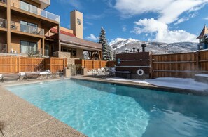 Een verwarmd zwembad