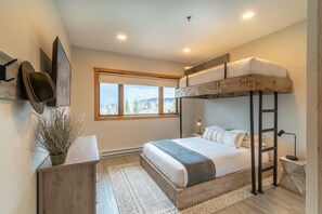 4 habitaciones, tabla de planchar con plancha y cuna de viaje 