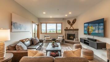 Smart TV, fireplace, stereo