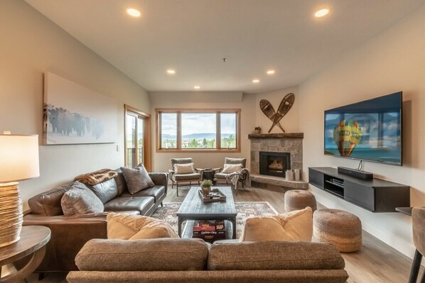 Smart-tv, een open haard en een stereo