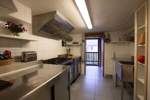 Kühlschrank, Mikrowelle, Ofen, Wasserkocher mit Kaffee-/Teezubehör
