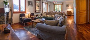 Een televisie, een open haard, een dvd-speler en een tafeltennistafel