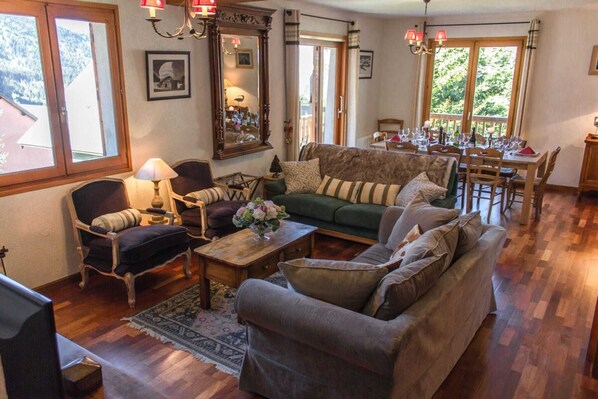 Télévision, cheminée, lecteur de DVD, table de tennis de table