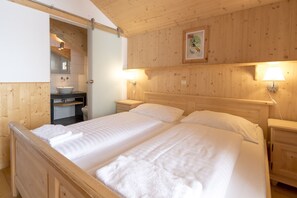 4 slaapkamers, een strijkplank/strijkijzer, gratis wifi, beddengoed