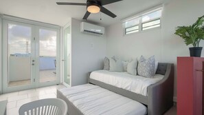 3 Schlafzimmer, Schreibtisch, Bügeleisen/Bügelbrett, Reisekinderbett