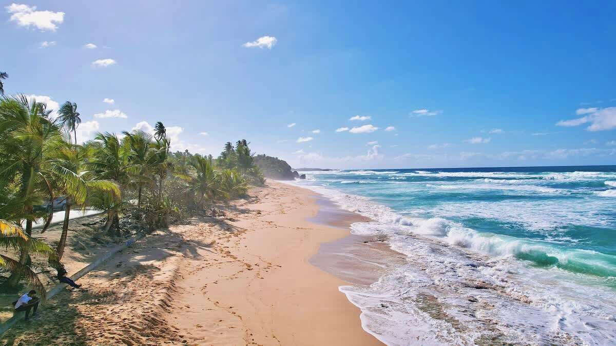Beach nearby, sun loungers, beach towels