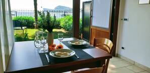 Dining - Studio with lake view. (San Felice del Benaco)