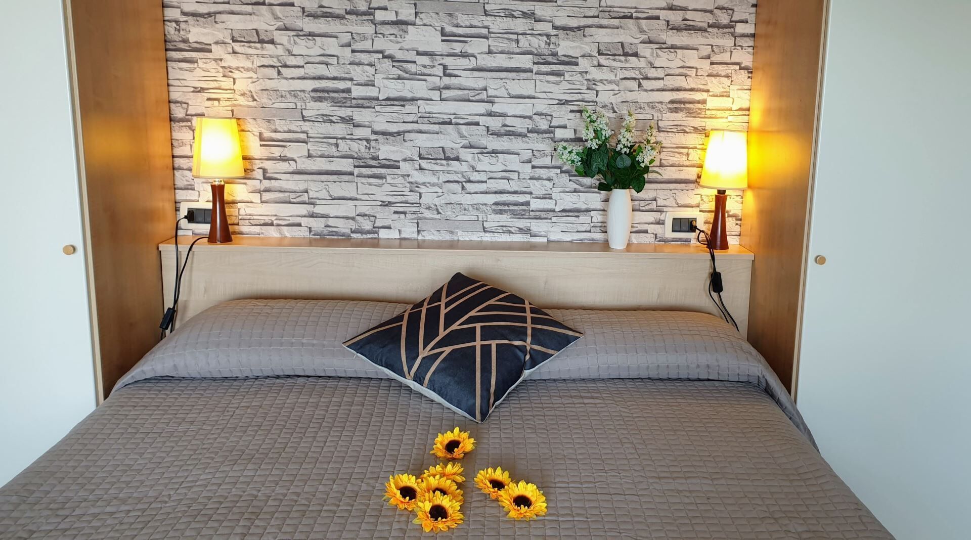 Zimmersafe, kostenloses WLAN, Bettwäsche