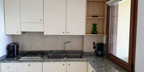 Kühlschrank, Wasserkocher mit Kaffee-/Teezubehör, Hochstuhl