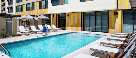 Piscina externa, funciona das 7h às 22h, espreguiçadeiras