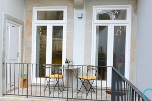 Outdoor dining - LOVELY PORTO - Charming Studio with Garden, in the historic center. (Porto)