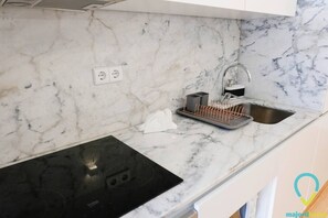 Fridge, microwave, oven, stovetop - LOVELY PORTO - Charming Studio with Garden, in the historic center. (Porto)