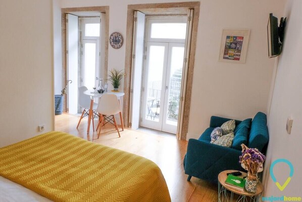 1 bedroom, iron/ironing board, travel crib, WiFi - LOVELY PORTO - Charming Studio with Garden, in the historic center. (Porto)