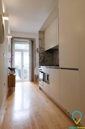 Fridge, microwave, oven, stovetop - LOVELY PORTO - Charming Studio with Garden, in the historic center. (Porto)