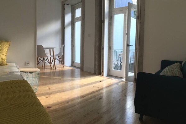 TV - LOVELY PORTO - Charming Studio with Garden, in the historic center. (Porto)