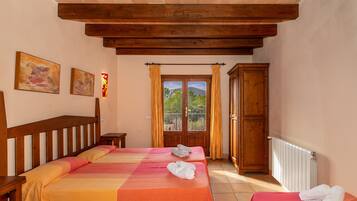 6 bedrooms, free WiFi, bed sheets