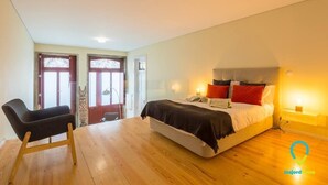 Une chambre à coucher avec un lit, une table de chevet et une chaise.