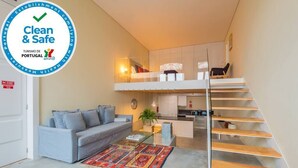 Un appartement moderne comprenant un espace de vie, une cuisine et un escalier.