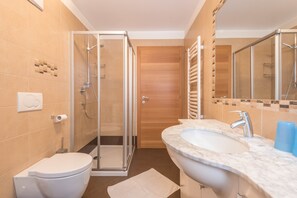 Shower, free toiletries, hair dryer, towels - Vacation Apartment "Casa Dino - Crepa Neigra" in a Fantastic Mountain Scenery (Canazei)