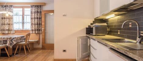 Kühlschrank, Mikrowelle, Herdplatte, Geschirrspüler