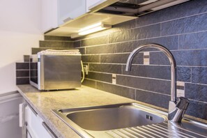 Kühlschrank, Mikrowelle, Herdplatte, Geschirrspüler