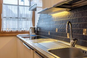 Kühlschrank, Mikrowelle, Herdplatte, Geschirrspüler