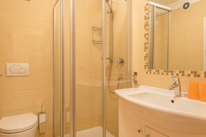 Een douche, gratis toiletartikelen, een haardroger, handdoeken