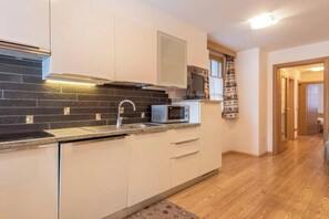 Kühlschrank, Mikrowelle, Herdplatte, Geschirrspüler