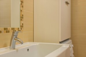 Chuveiro, produtos de toalete grátis, secador de cabelo 