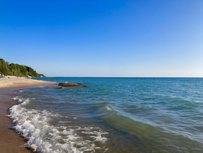 Playa en los alrededores, camastros y toallas de playa